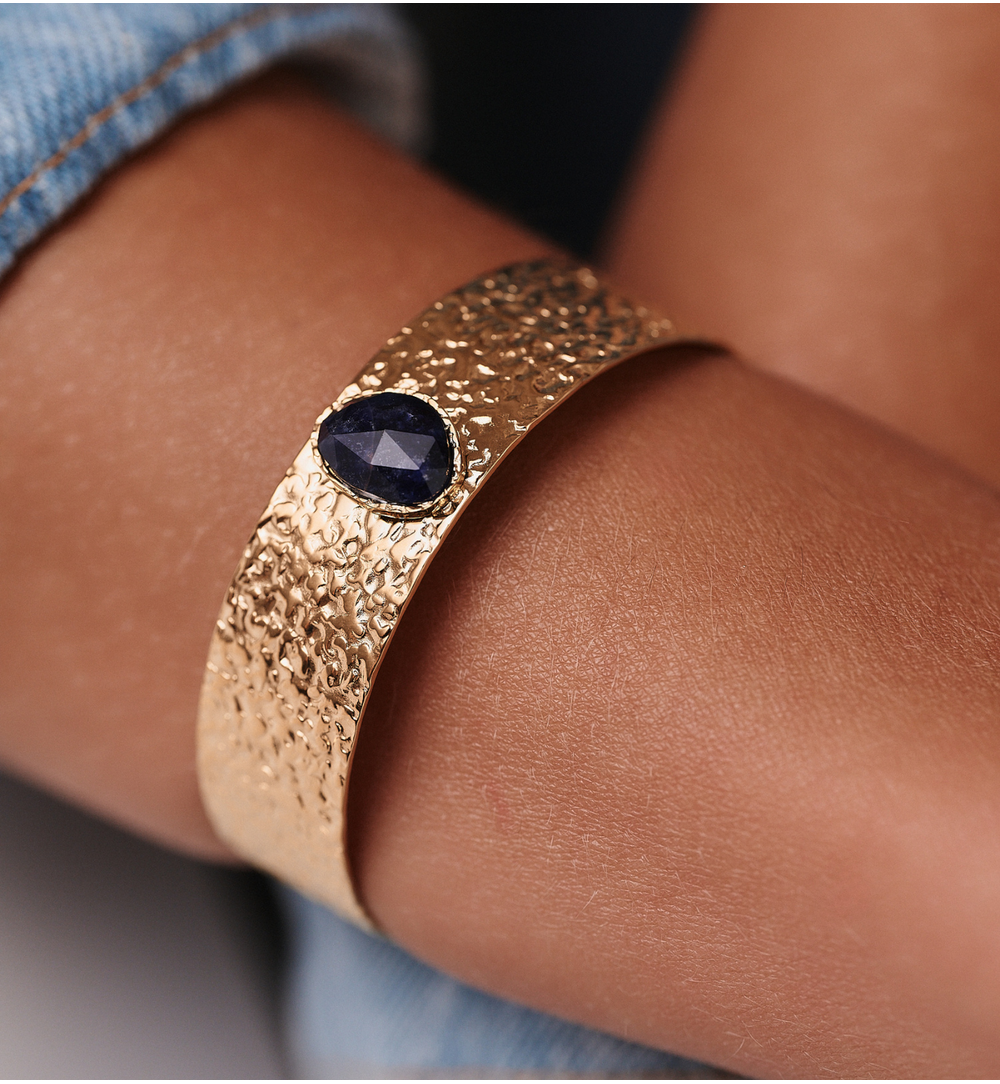 Bransoletka szeroka złocona z sodalitem BEA0023