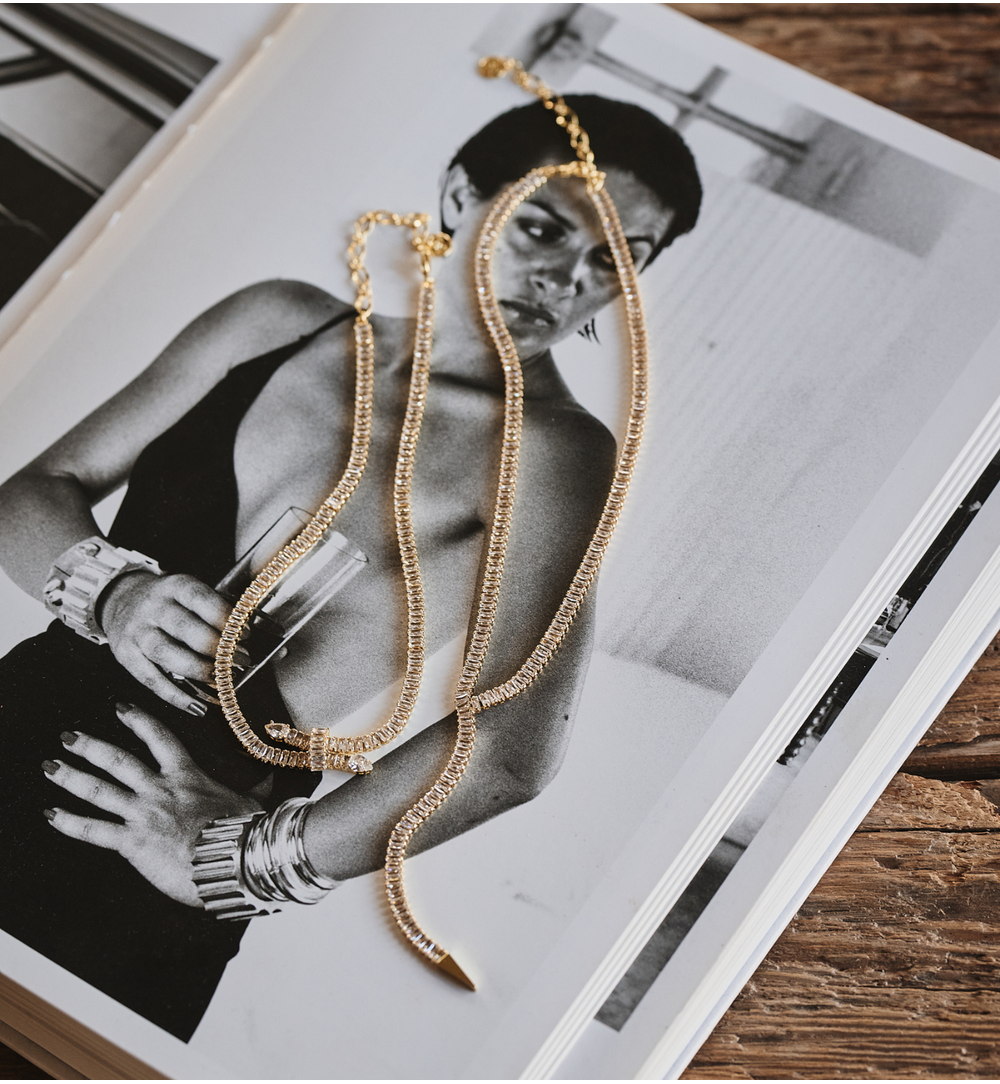 Naszyjnik z cyrkoniami i krawatką NS0380