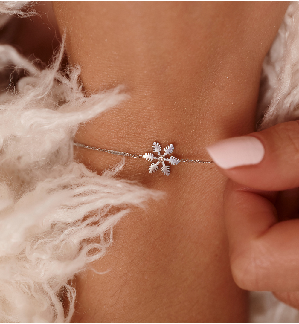 Bransoletka srebrna z zawieszką w kształcie śnieżynki BSY0525