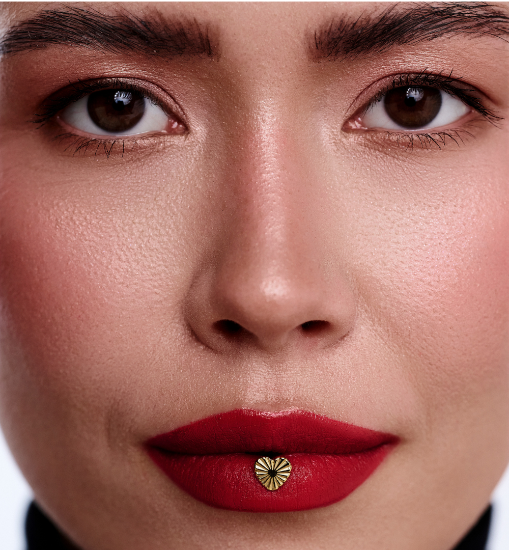 Kolczyki sztyfty złocone w kształcie serca z grawerowanym wzorem KSY0556