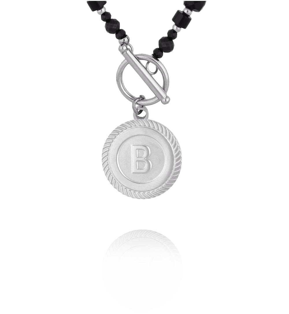 Naszyjnik z czarnymi kamieniami i zawieszką z literką B – srebrne wykończenie NTW1593