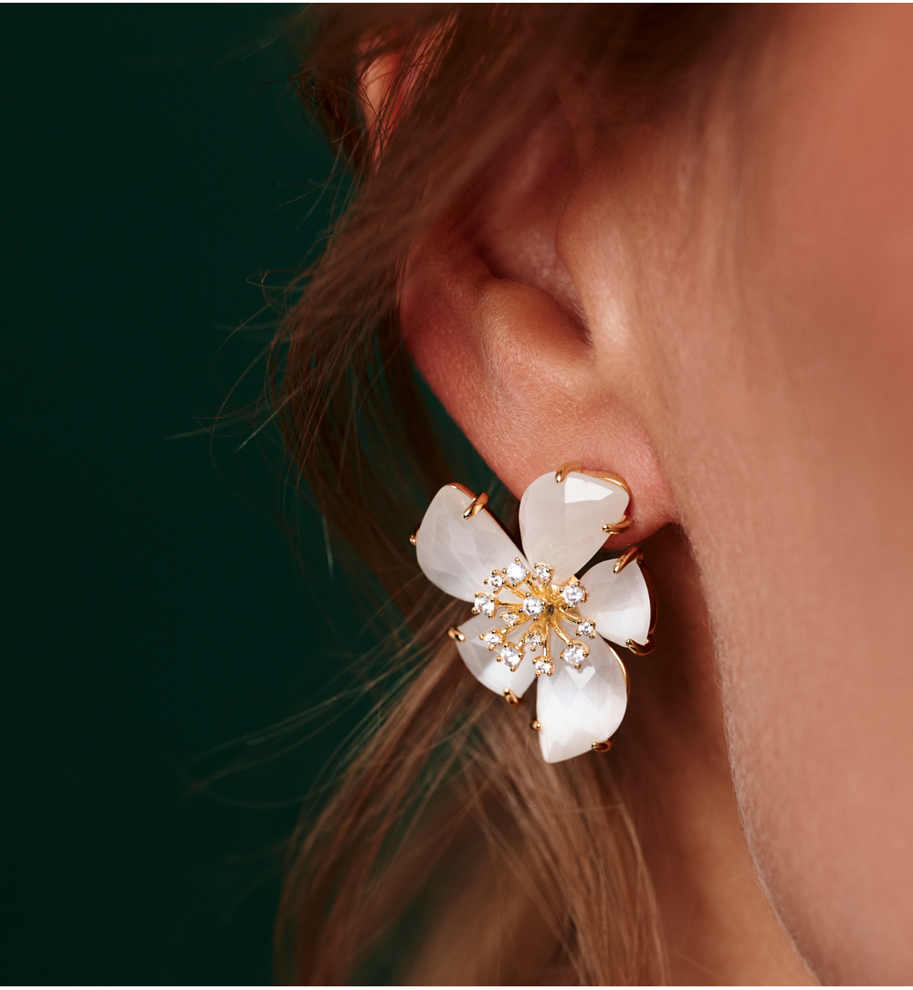 Kolczyki w kształcie kwiatów z białymi płatkami KSS2047