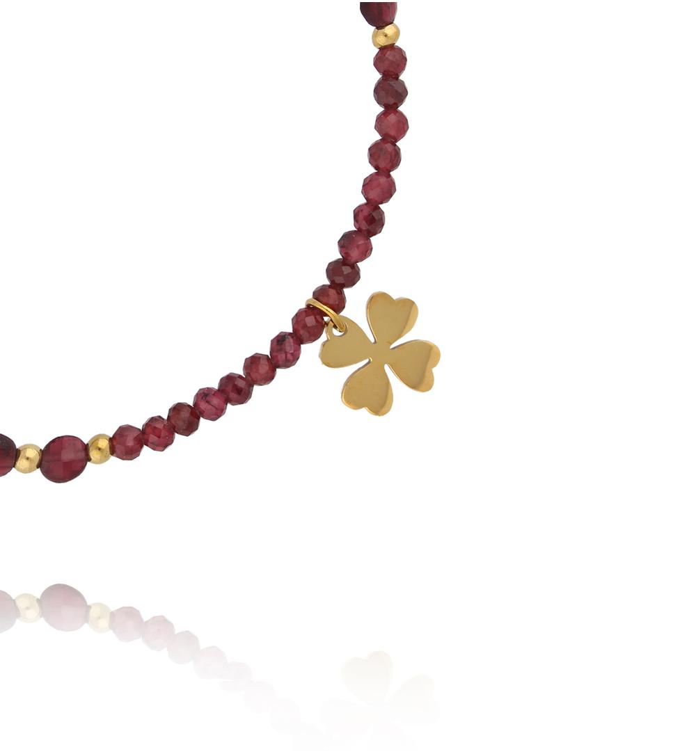 Bransoletka z granatu z zawieszką w kształcie koniczynki BTW3538