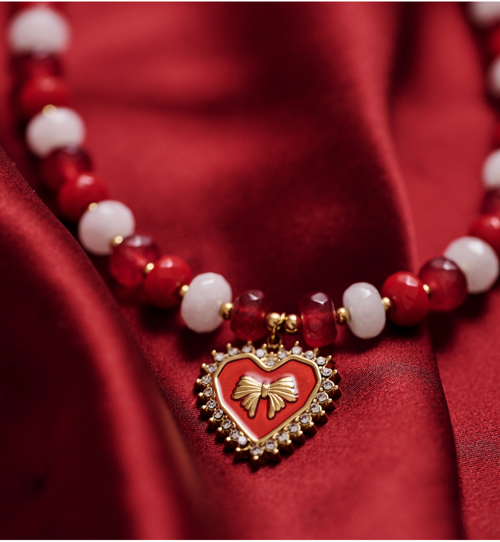 Naszyjnik czerwony z sercem i kokardką NPA1418