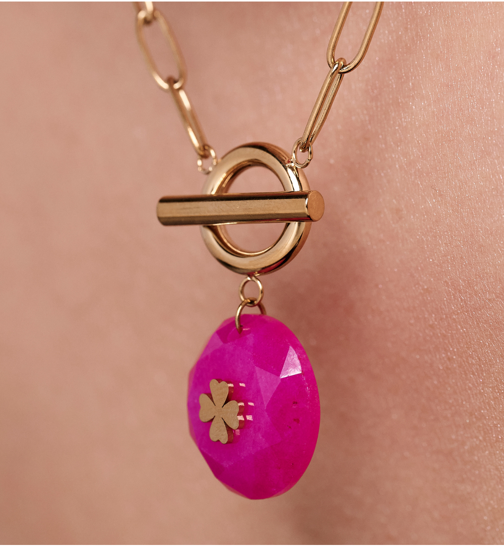 Zestaw złotych naszyjników z różowymi kamieniami i zawieszką z koniczyną ZN0118