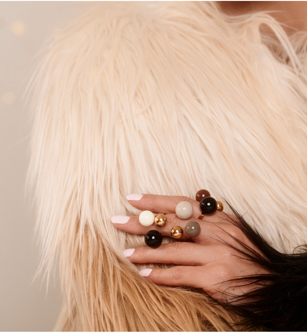 Pierścionek z kulkami w odcieniach białego i czarnego PSA1109