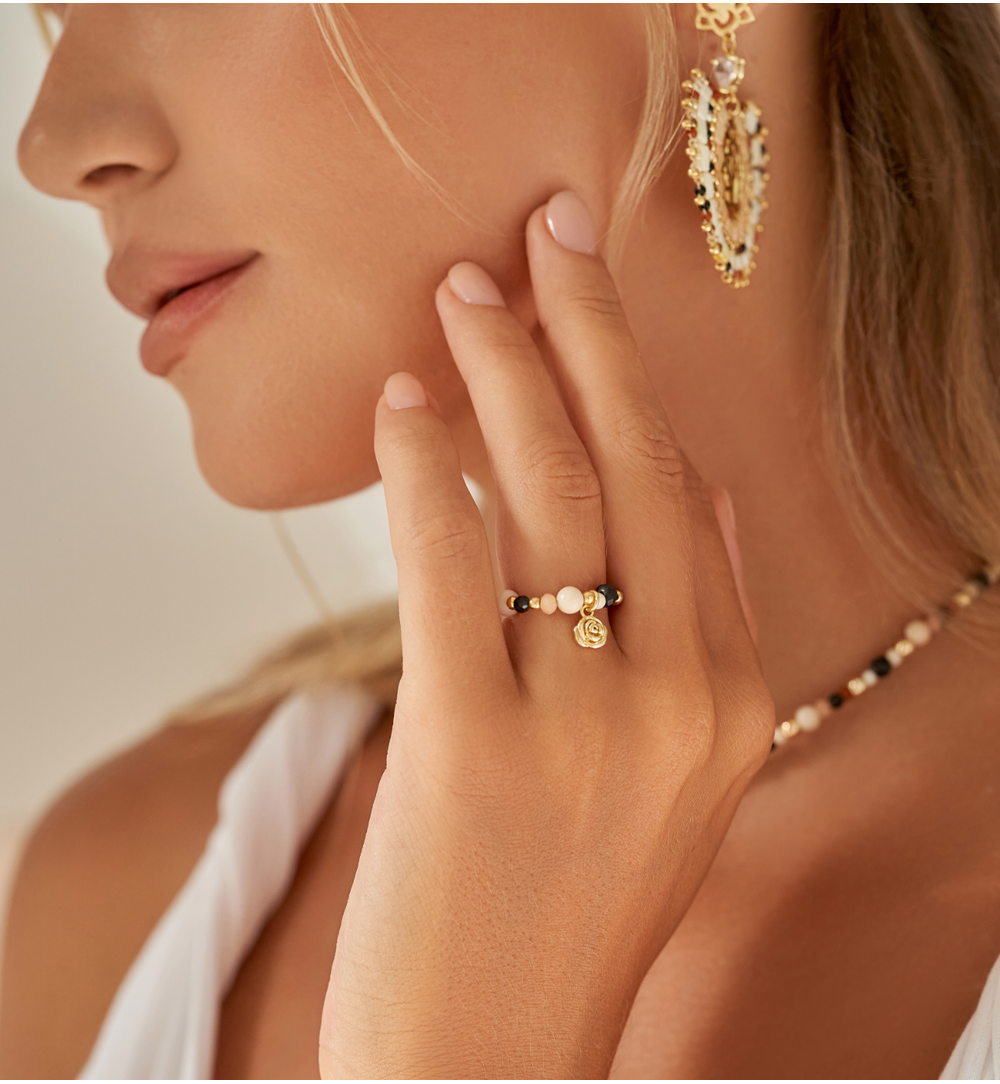 Pierścionek beżowy z różą Sanur PBI0006