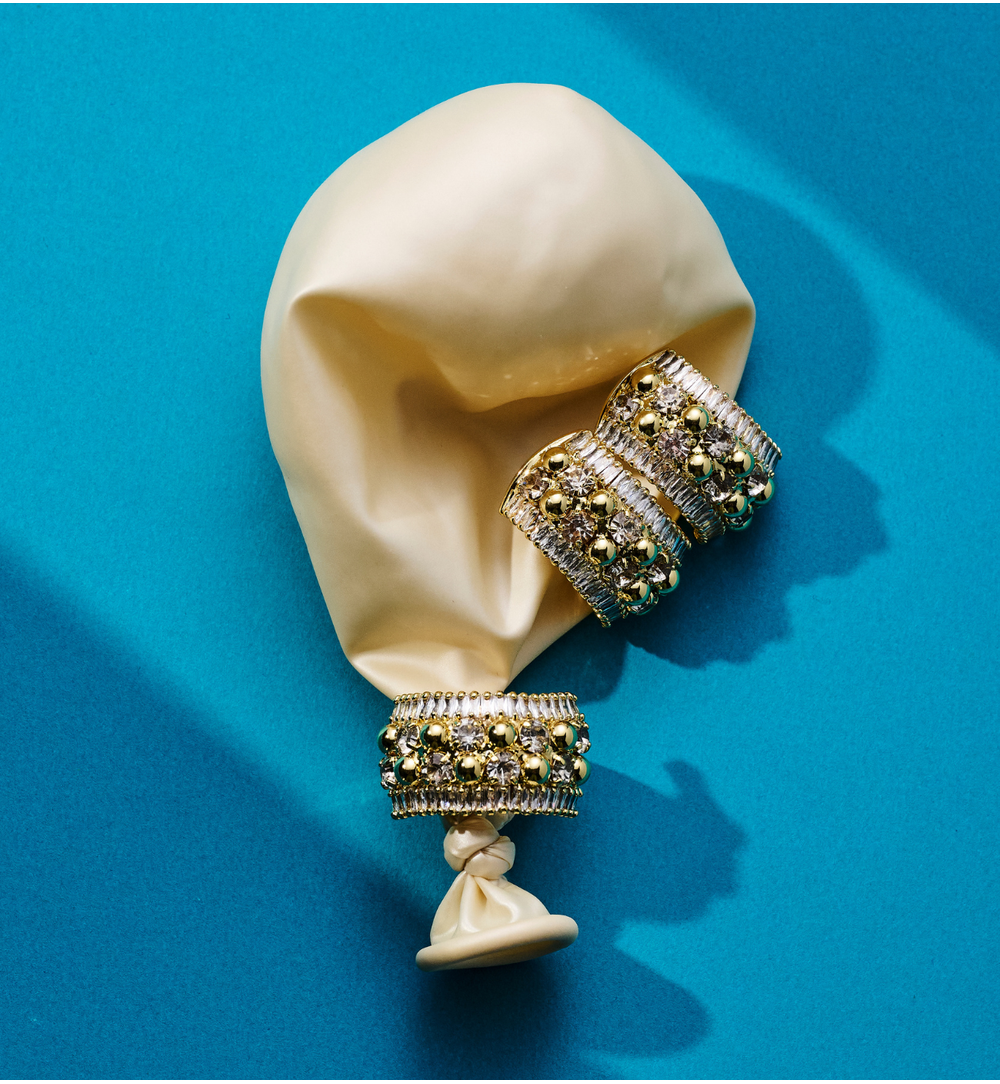 Pierścionek złocony z kulkami i kryształami PSS0217