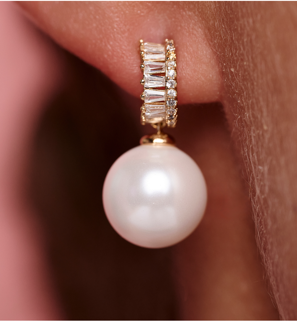 Kolczyki z białą perłą i zdobioną oprawą KPE0196