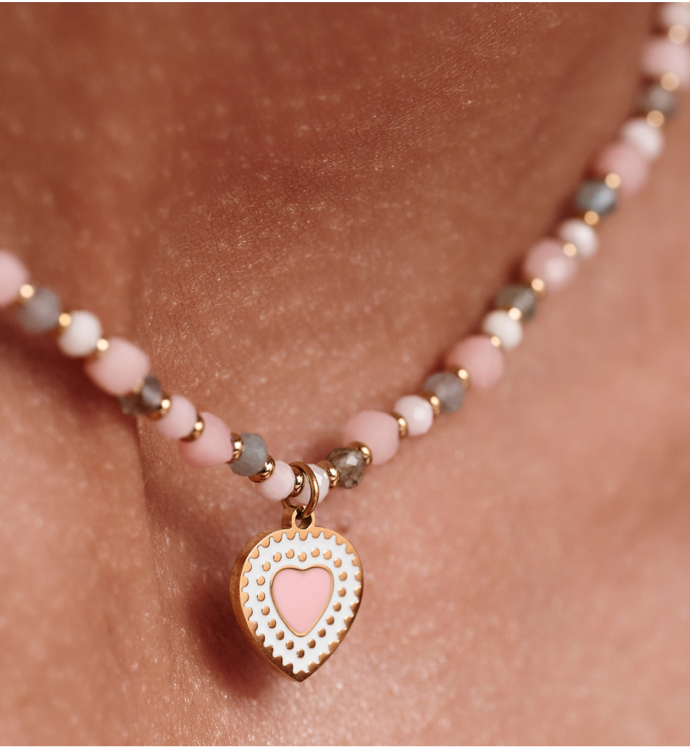 Naszyjnik z różowego opalu i apatytu z pozłacaną zawieszką serca NTW1637