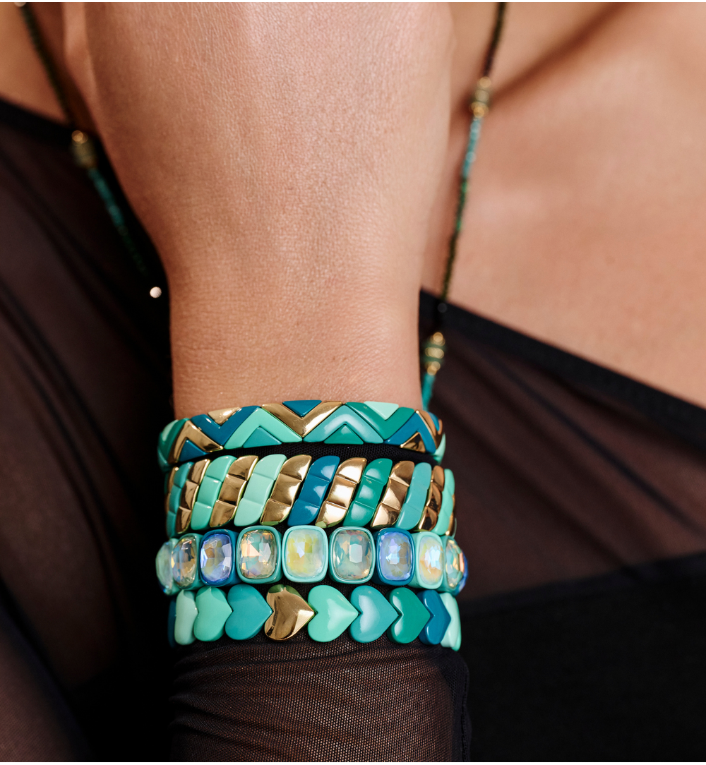 Bransoletka elastyczna z serduszkami w odcieniach morskiej zieleni i turkusu BCR0044