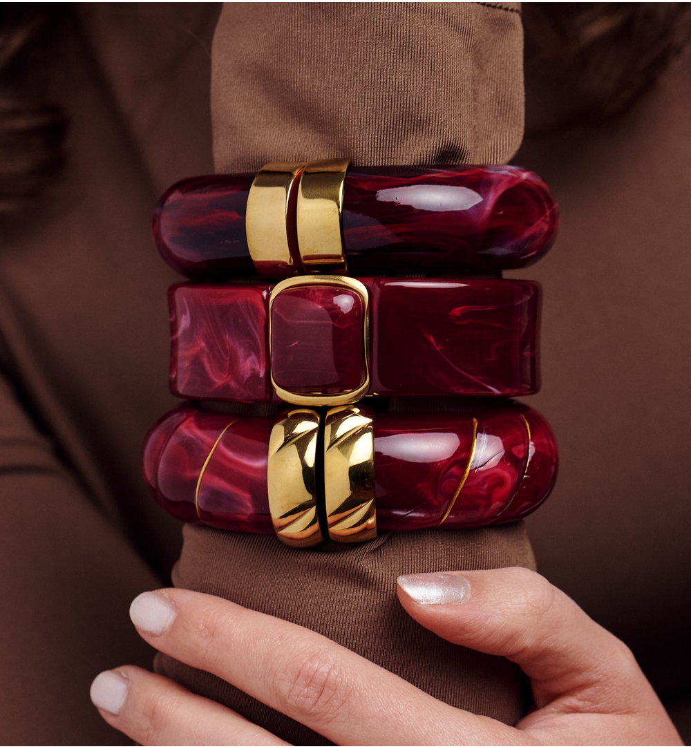 Bransoletka w odcieniu głębokiego burgundu z prostokątnym zapięciem BEU0008