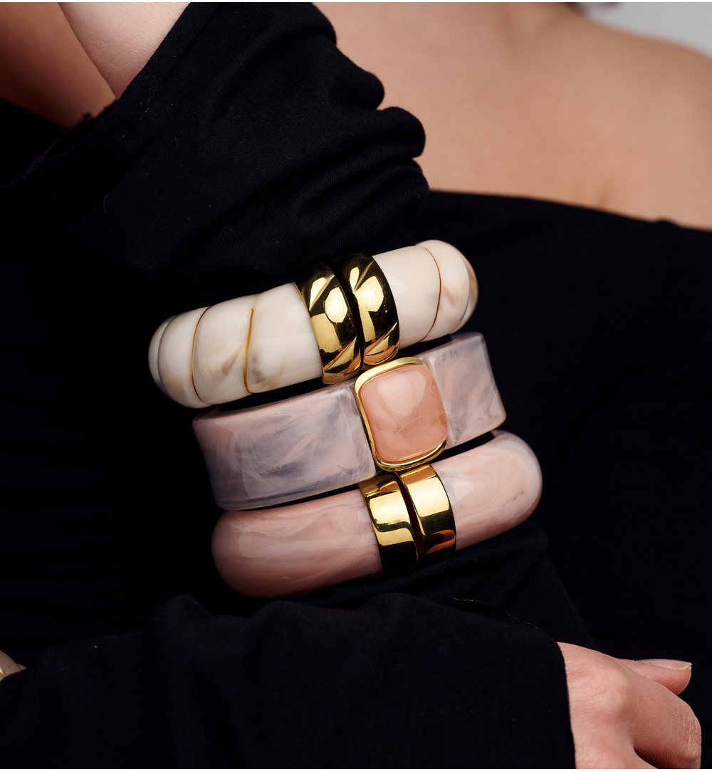 Zestaw pudrowych różowych i kremowych bransoletek ZN0095