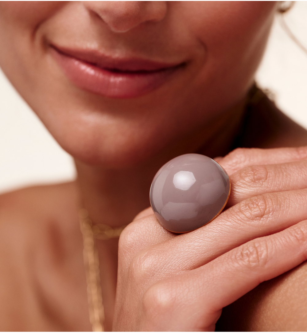 Pierścionek z taupe’ową emalią w złotej oprawie PSA1203