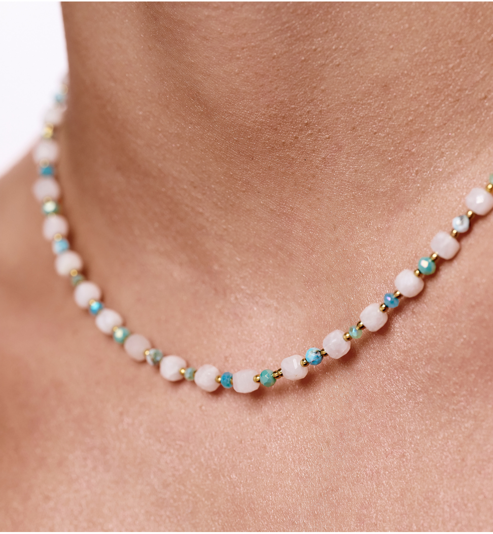 Naszyjnik z kamieniem księżycowym i delikatnymi akcentami szklanymi NPA1466