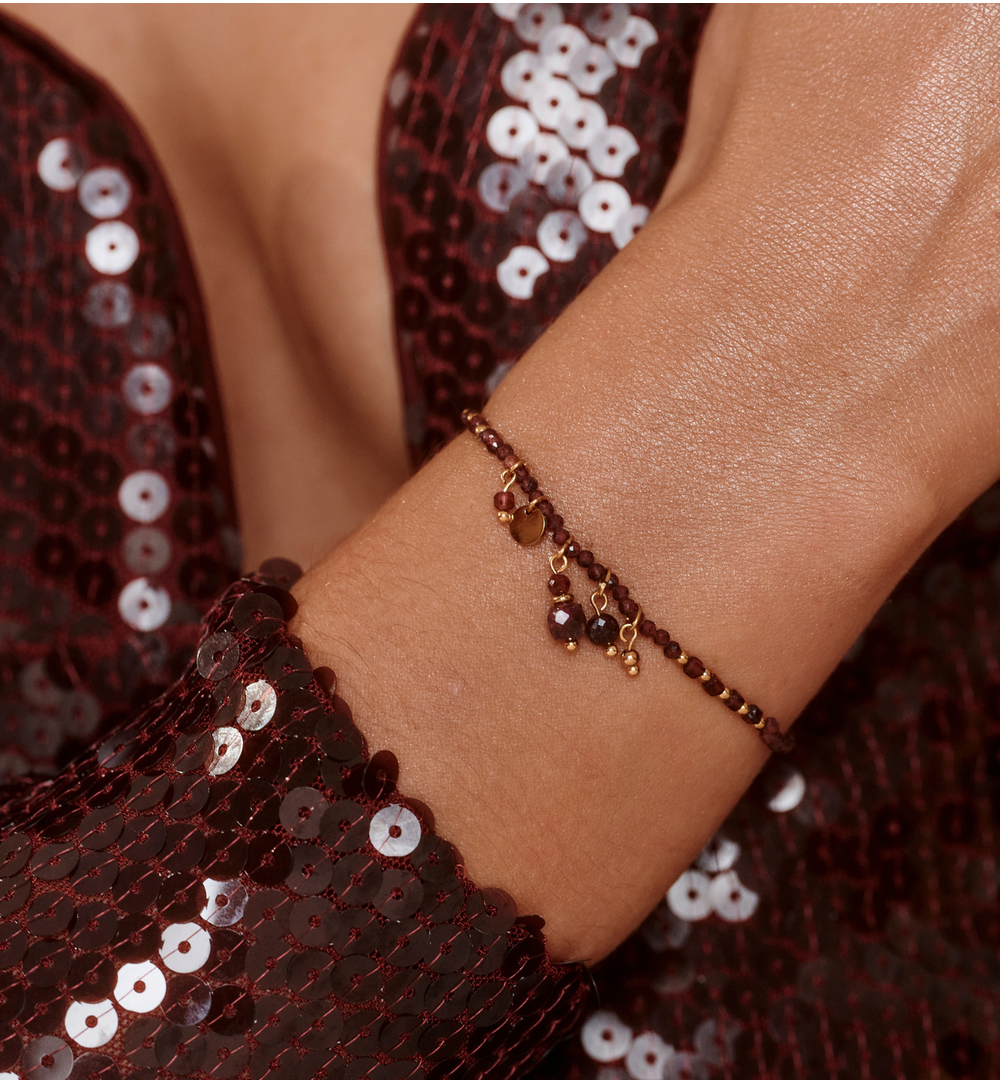 Bransoletka z granatu ze złotymi koralikami i zawieszką kokardki BTW3573