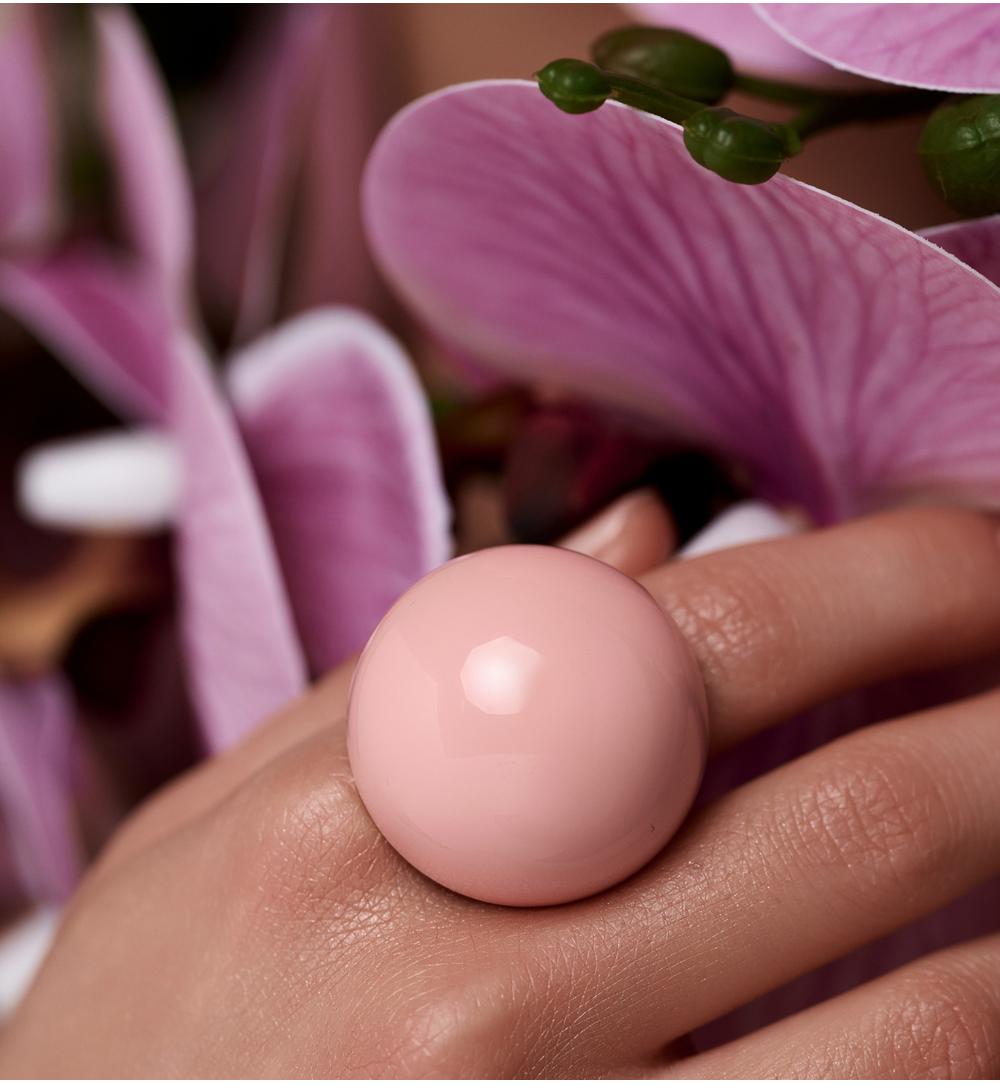 Pierścionek z brzoskwiniową emalią w złotej oprawie PSA1199