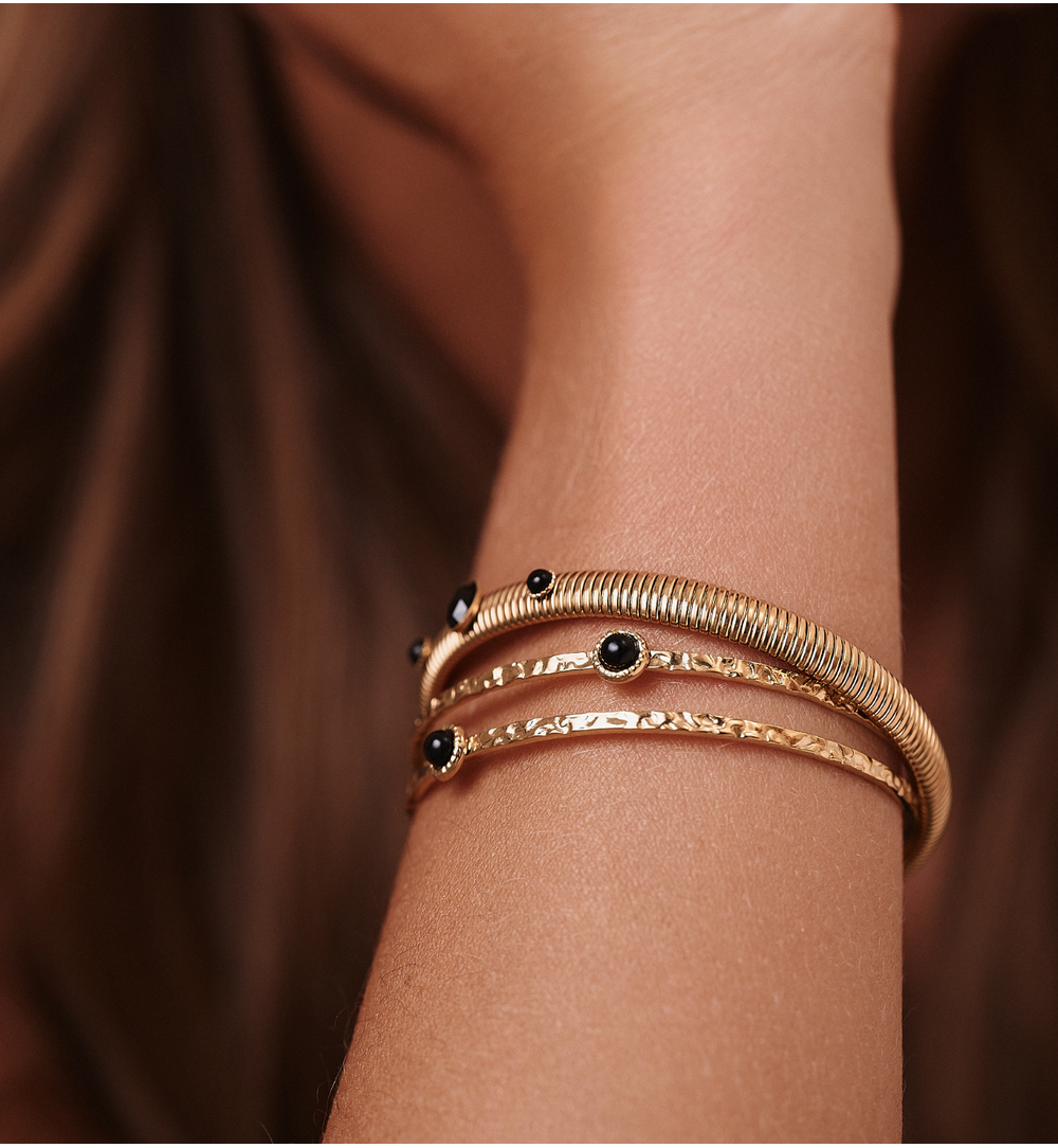 Bransoletka elastyczna złocona z czarnym agatem BEA0034