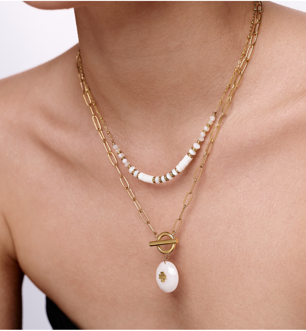 Zestaw złotych naszyjników z białymi koralikami i zawieszką z koniczyną ZN0115