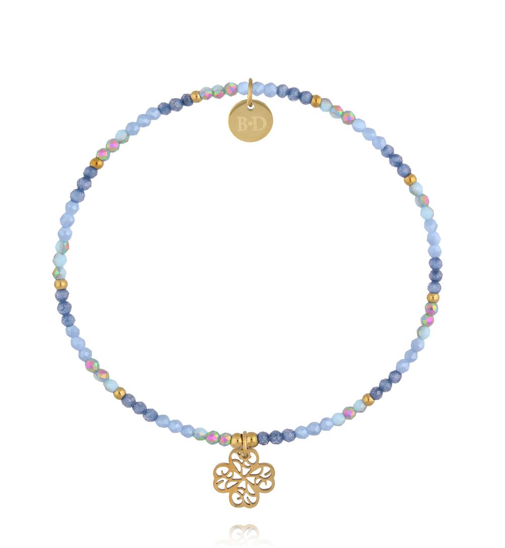 Bransoletka z niebieskich kryształków z ażurową koniczynką BTW3687