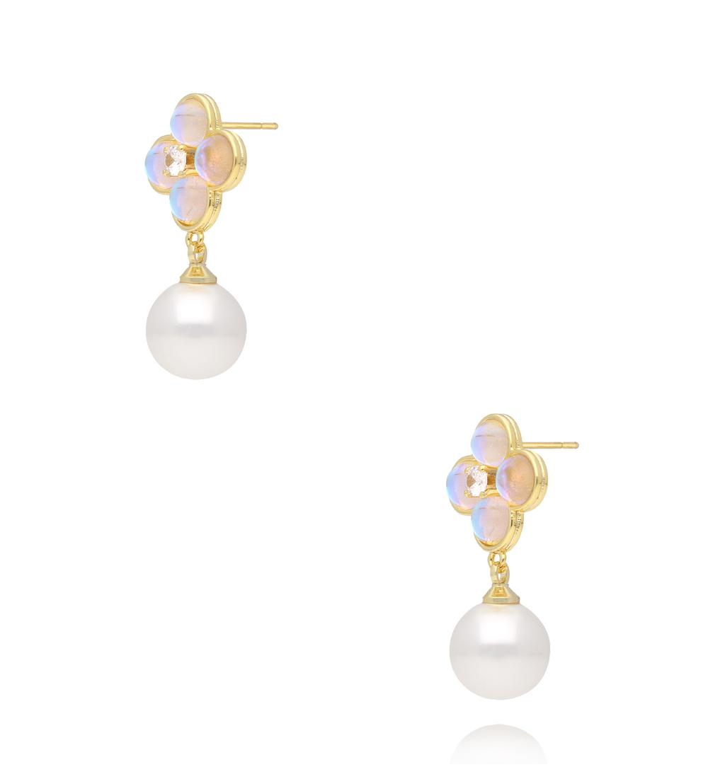 Kolczyki z motywem koniczynki, opalizującymi elementami i perłą KPE0217