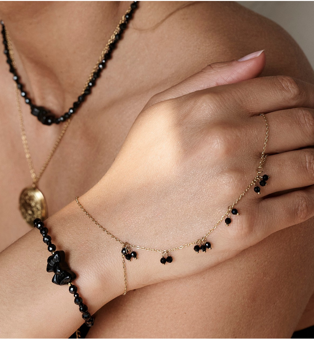 Zestaw bransoletek z czarnymi kamieniami i złotymi akcentami ZN0042