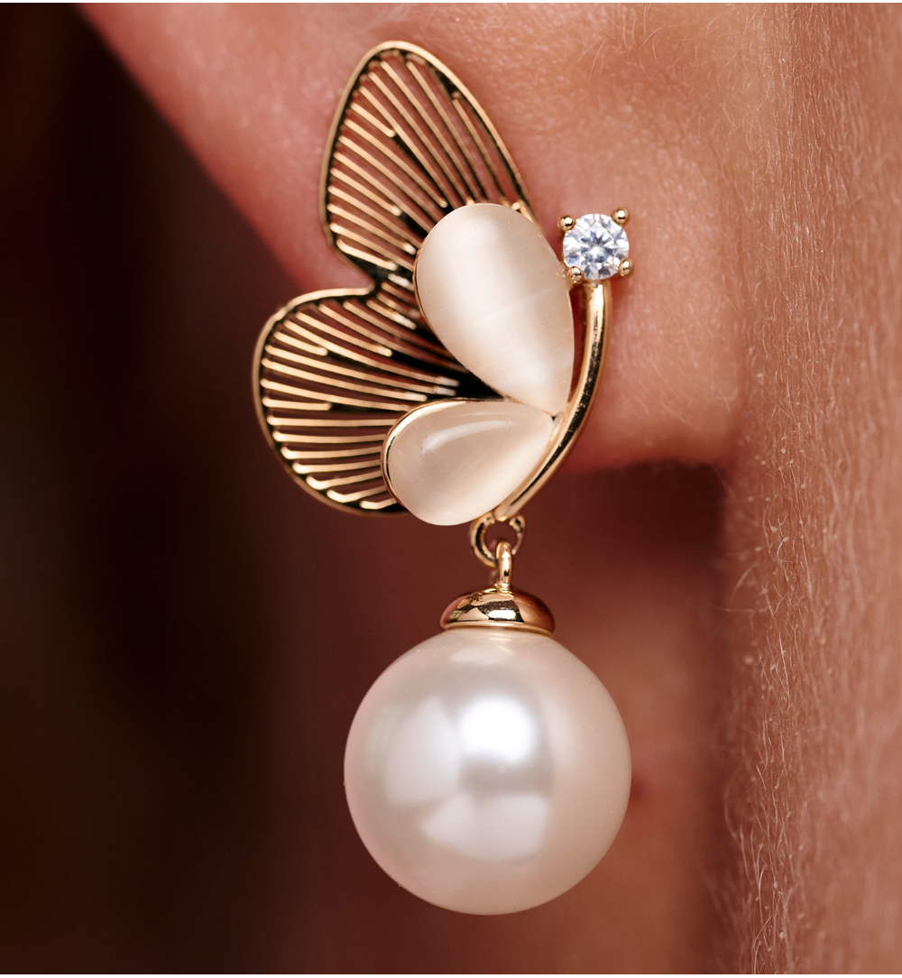 Kolczyki z perłą i złotymi skrzydłami motyla KPE0201