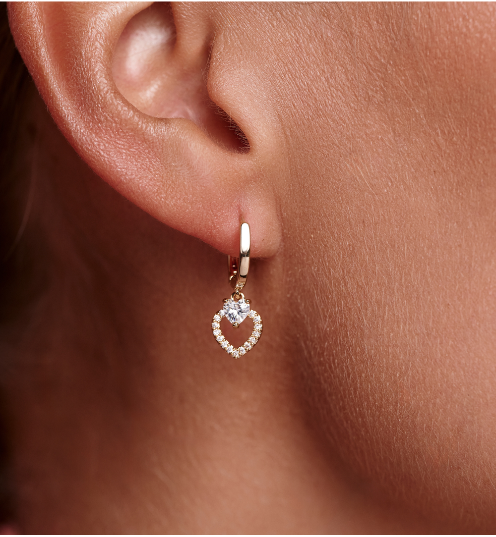 Zestaw kolczyków złoconych z motywem serca i różowym akcentem KMB0060