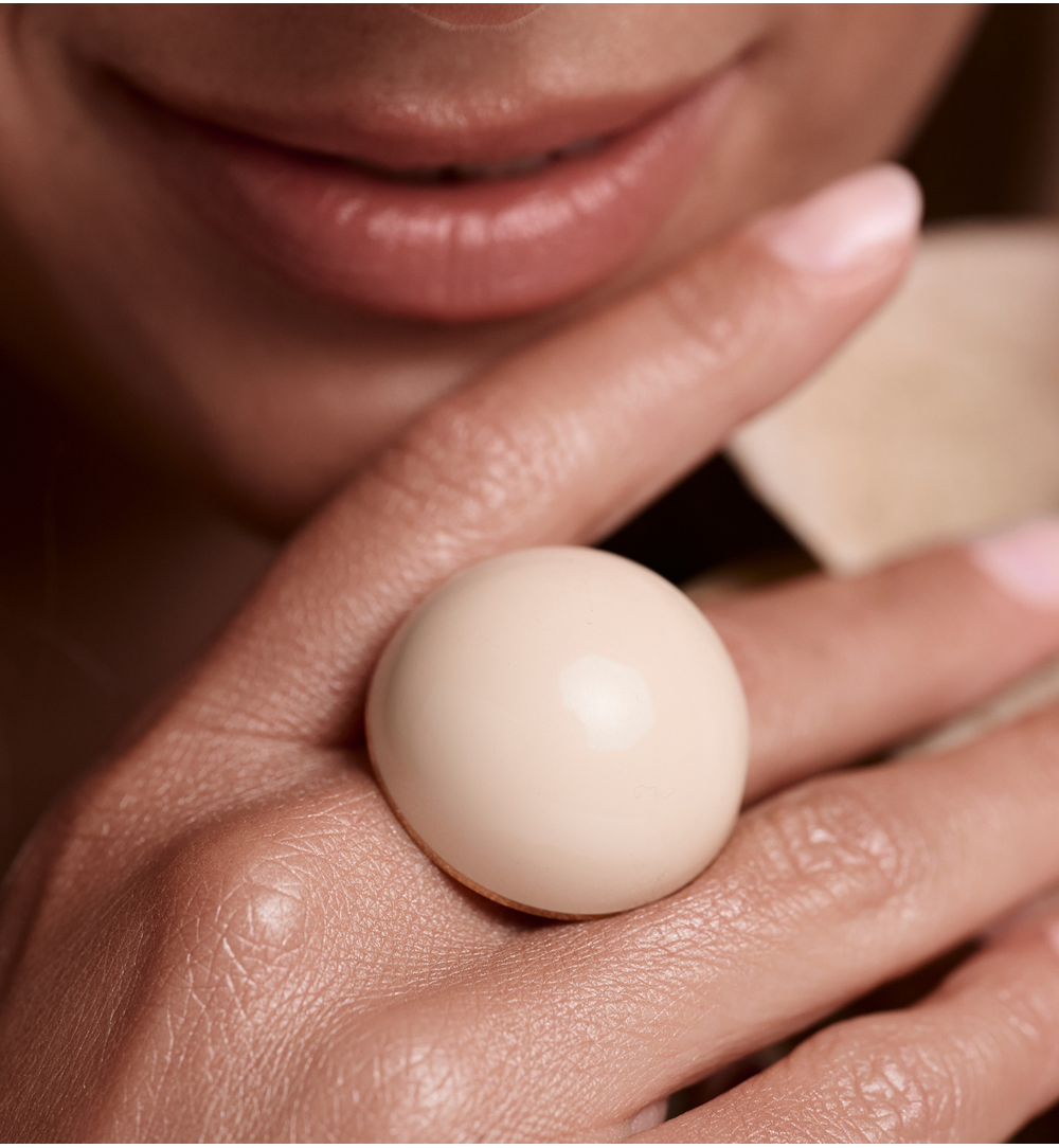 Pierścionek z kremową emalią w złotej oprawie PSA1205