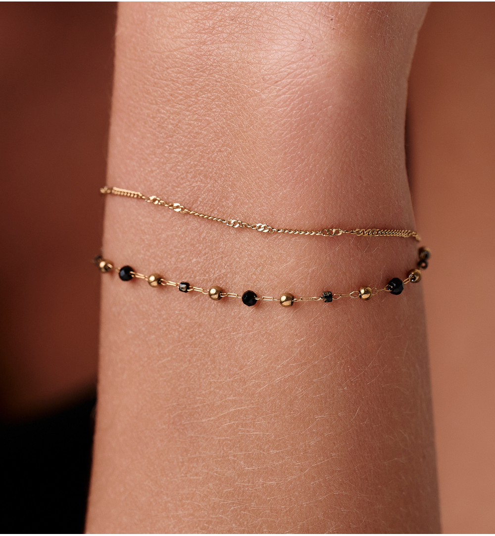 Bransoletka z podwójnym złotym łańcuszkiem i czarnymi agatami BEA0097