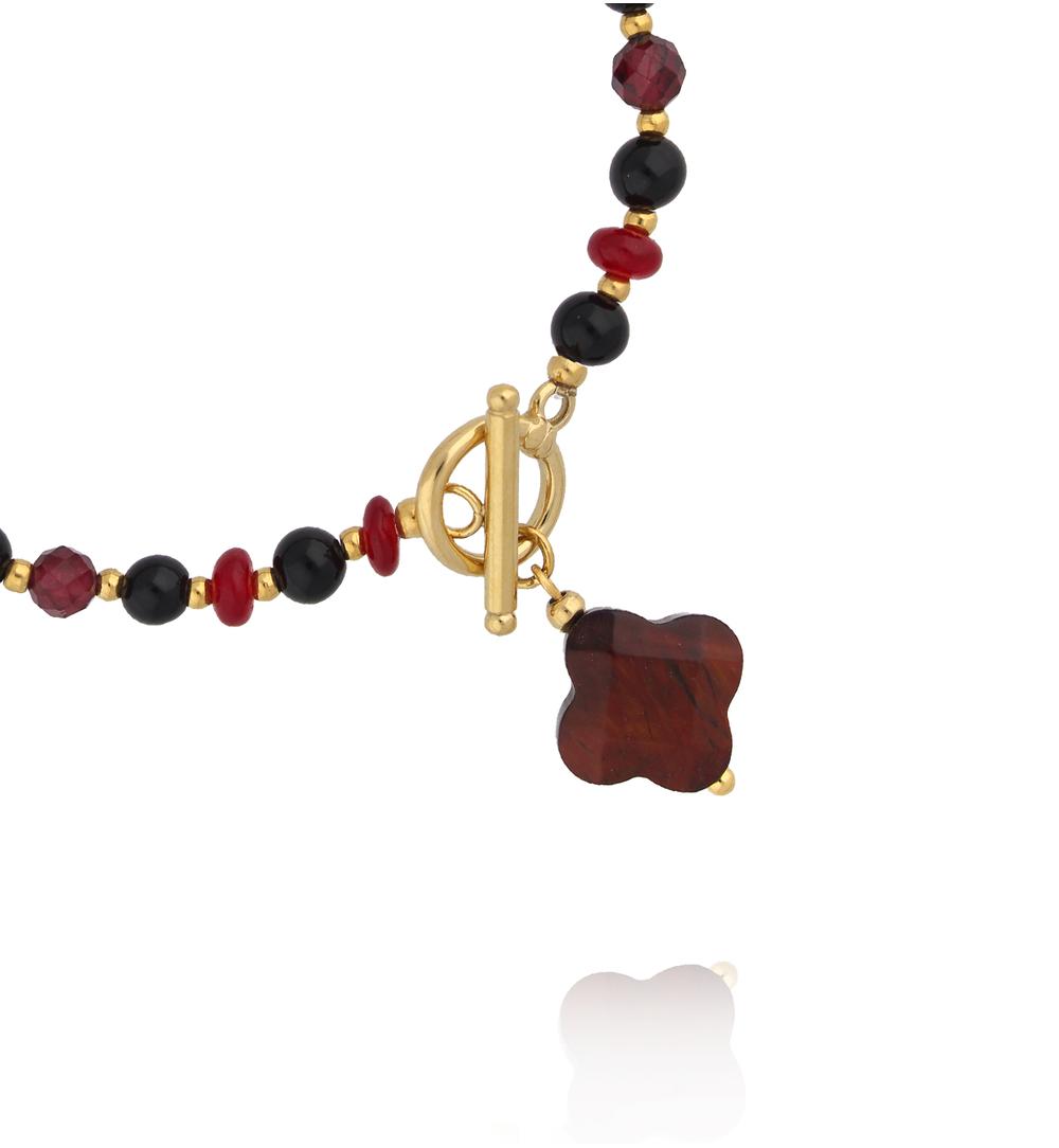 Bransoletka z granatami z koniczynką i złotym zapięciem BPA0651