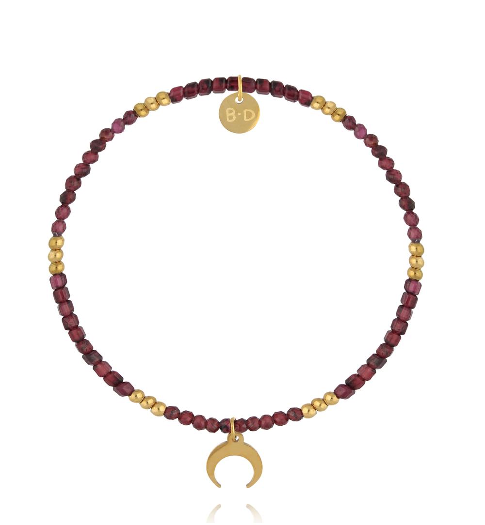 Bransoletka z granatu z zawieszką w kształcie półksiężyca  BTW3537