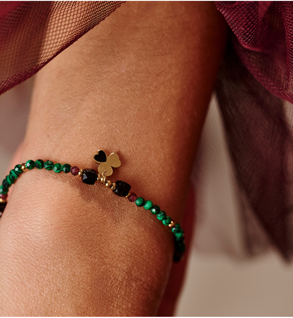 Bransoletka z malachitu, granatu i czarnego turmalinu ze złotą koniczyną BTW3513