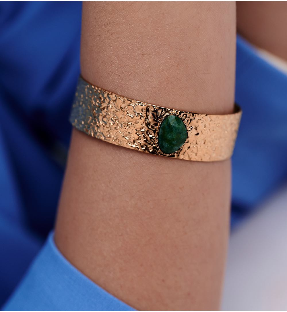 Bransoletka szeroka złocona z jadeitem afrykańskim BEA0020