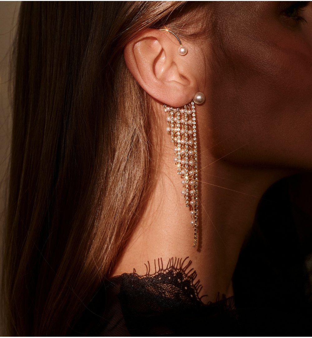 Kolczyk na ucho z perłami i łańcuszkami KPE0204