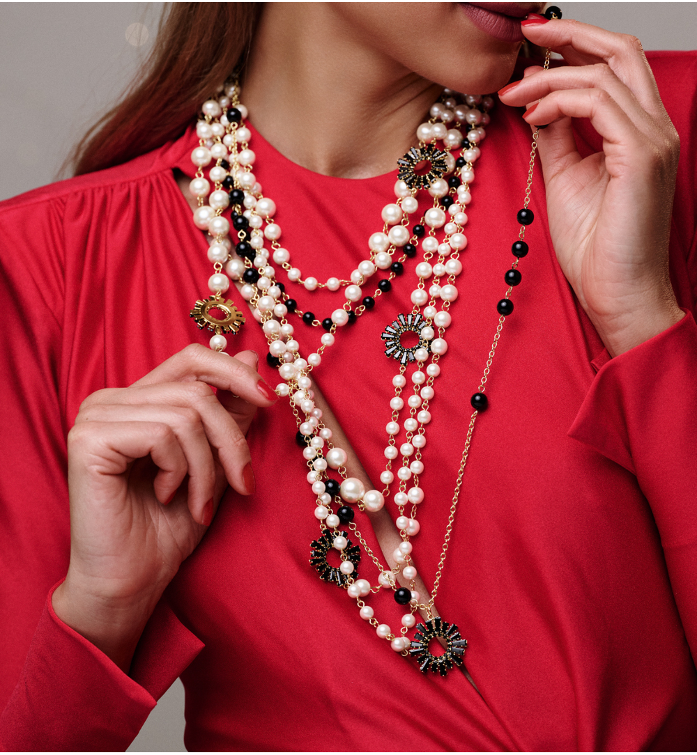 Naszyjnik wielorzędowy perłowo czarny ze zdobieniami NS0367
