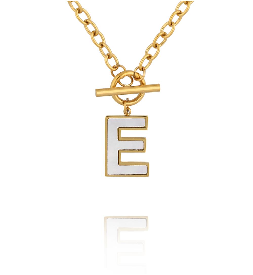 Naszyjnik z literą E i zapięciem toggle NSY0861