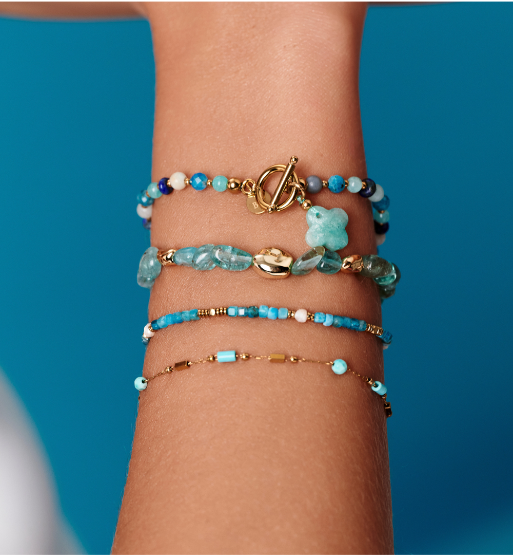 Bransoletka z niebieskimi i białymi kamieniami oraz zawieszką koniczyna BSC2365