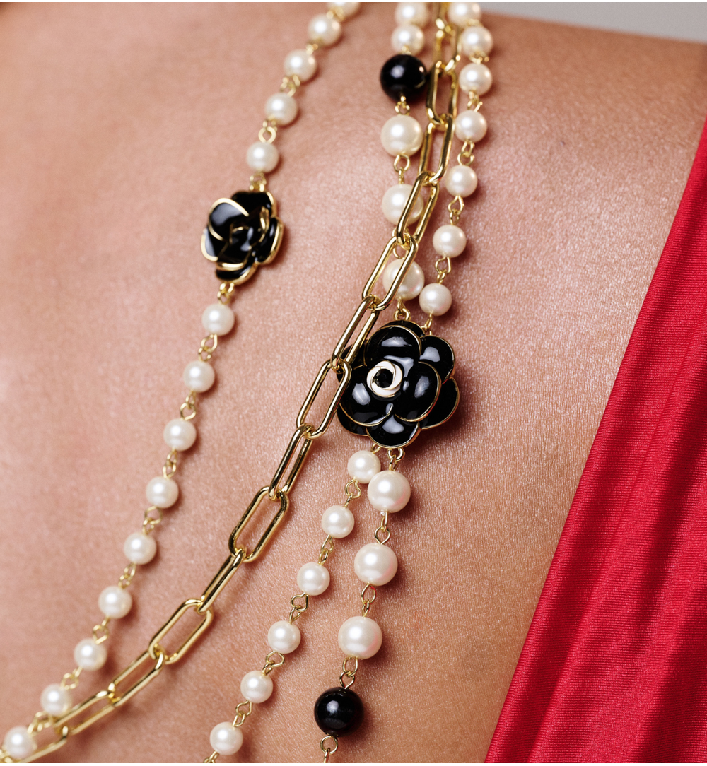 Naszyjnik potrójny z kwiatami w czerni i bieli NS0348