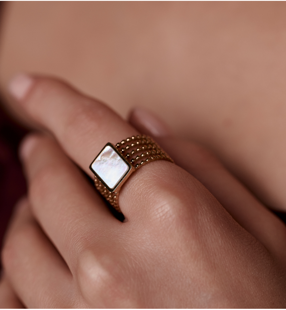 Pierścionek otwarty w złotym wykończeniu z masą perłową PSY0245