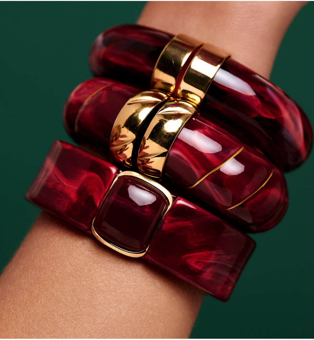 Bransoletka w odcieniu głębokiego burgundu z prostokątnym zapięciem BEU0008