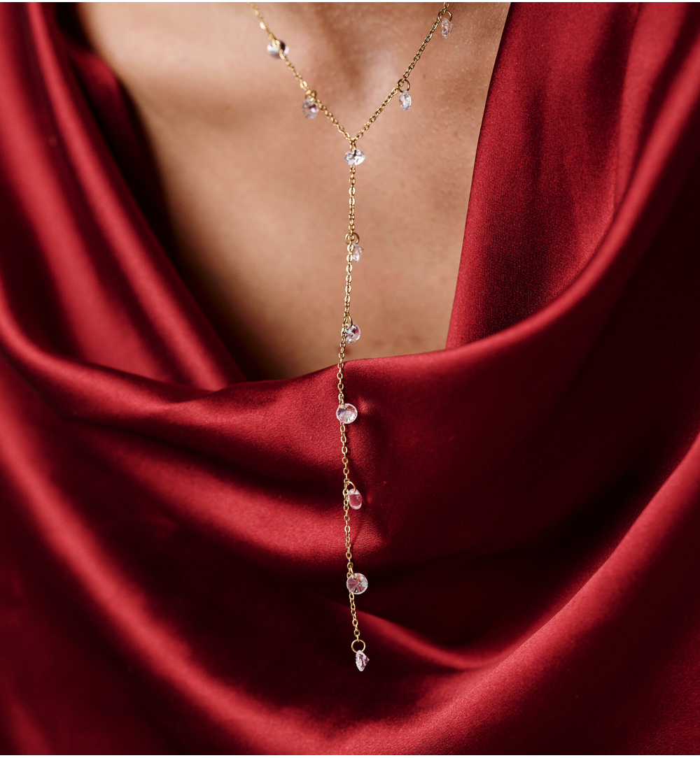 Naszyjnik złoty z krawatką i transparentnymi kryształkami NSY0603