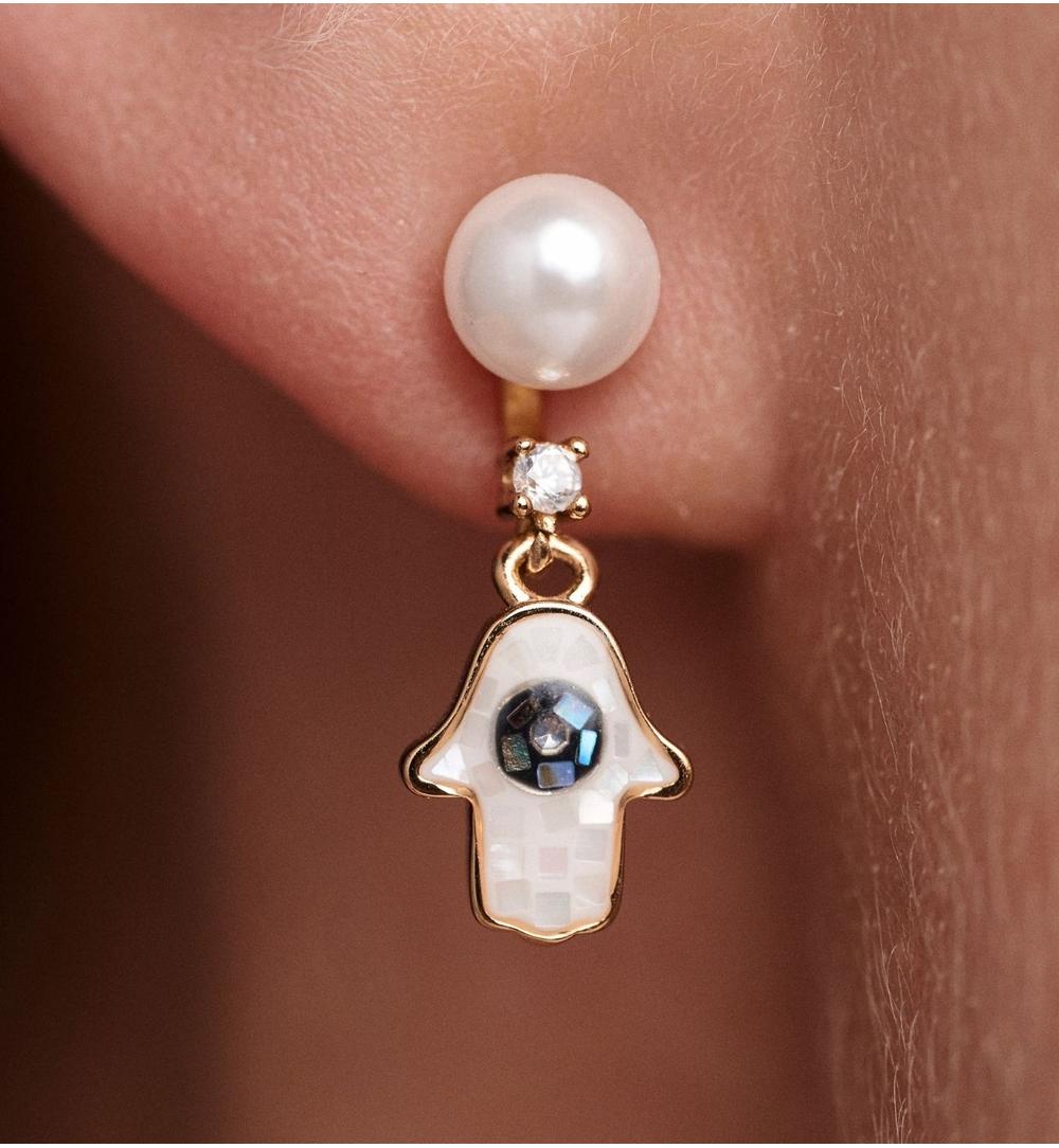 Kolczyki z perłą i zawieszką w kształcie dłoni Fatimy KSS2059
