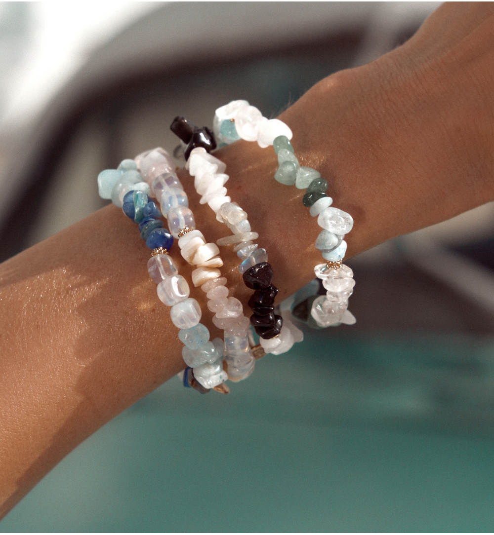 Bransoletka szaro biała sieczka Aviva BPA0330