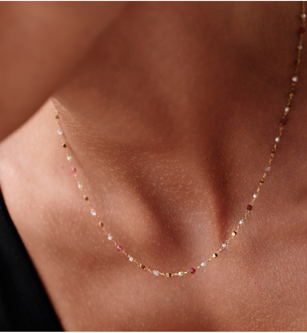 Naszyjnik na złotym łańcuszku z kolorowym jadeitem NEA0089