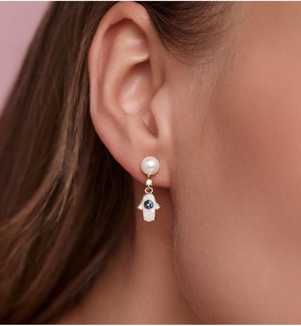 Kolczyki z perłą i zawieszką w kształcie dłoni Fatimy KSS2059