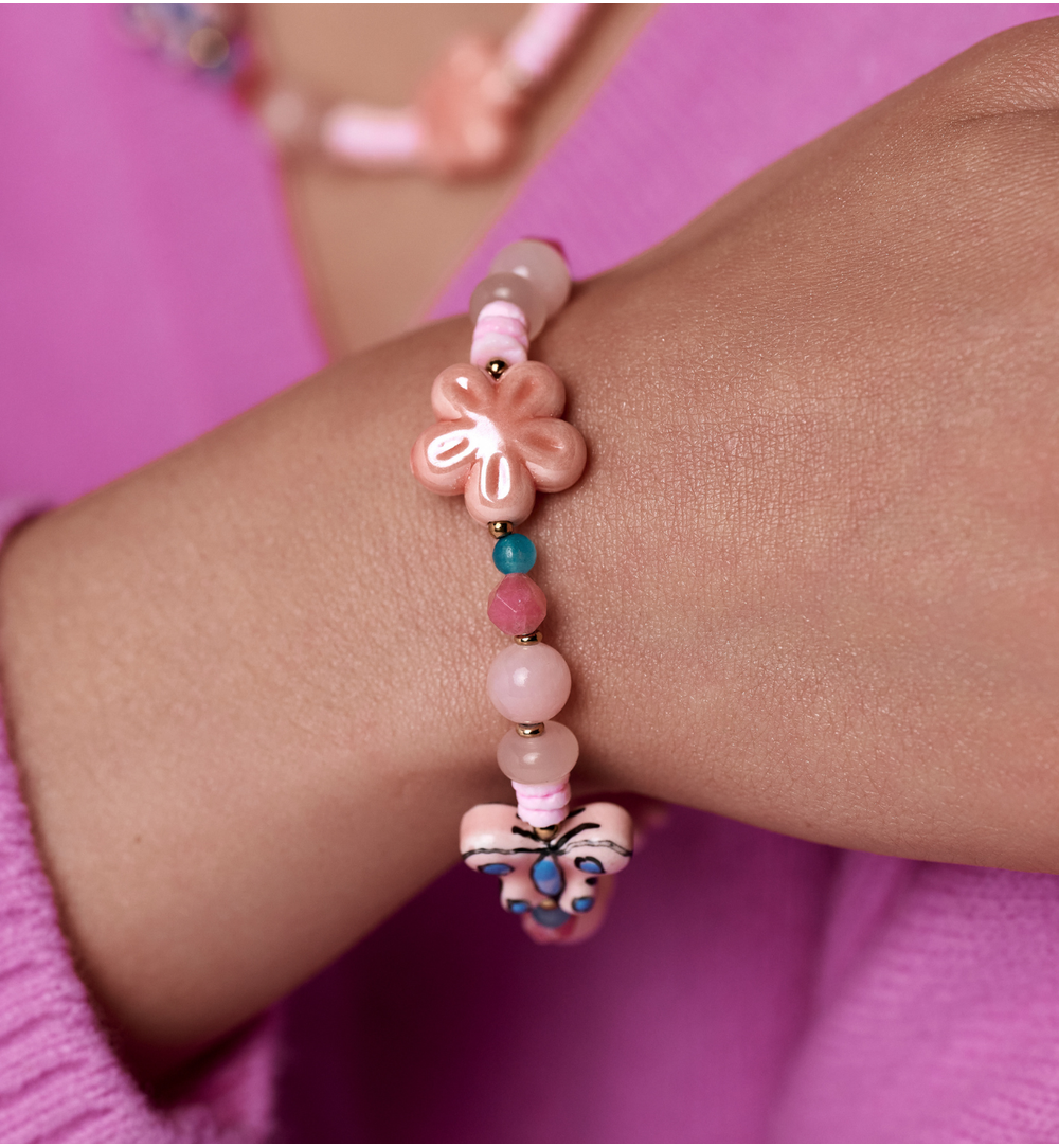 Bransoletka różowa z kwiatkami i motylkami BSH0201
