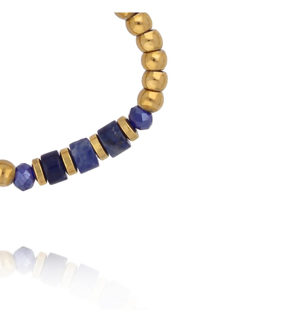 Pierścionek elastyczny ze złotych kuleczek z niebieskim sodalitem PTW0628