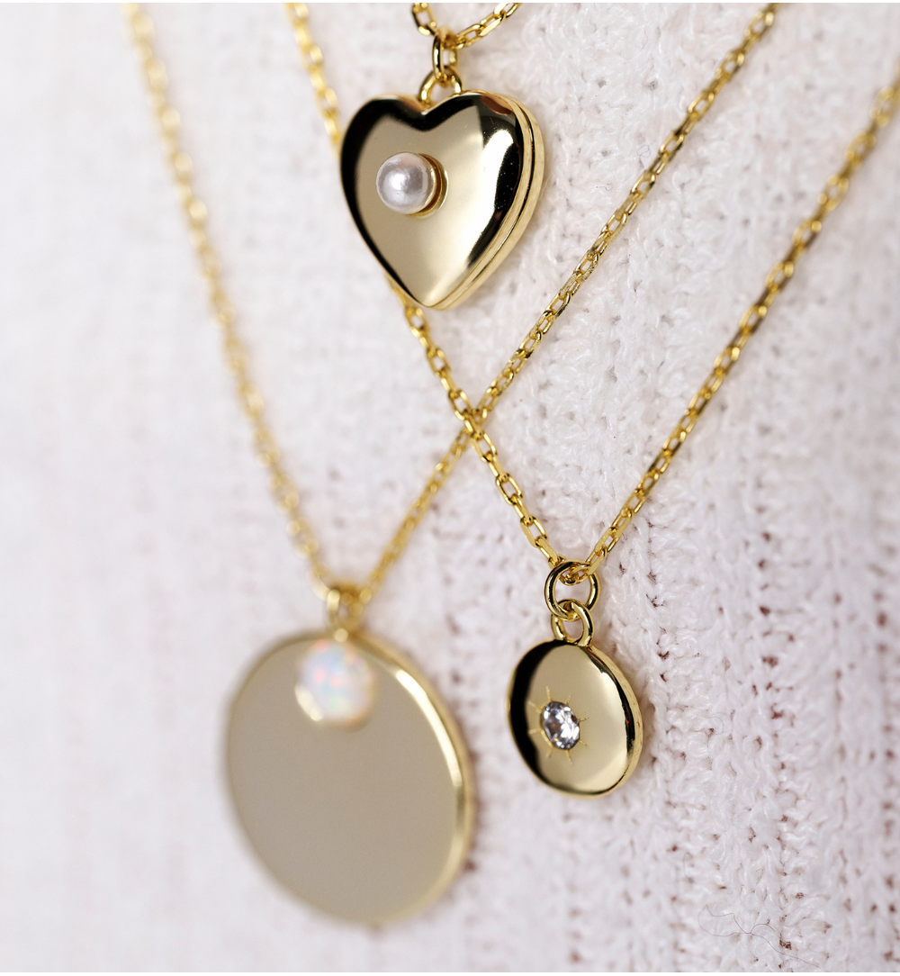 Naszyjnik z okrągłym medalionem i masą perłową NCA0087