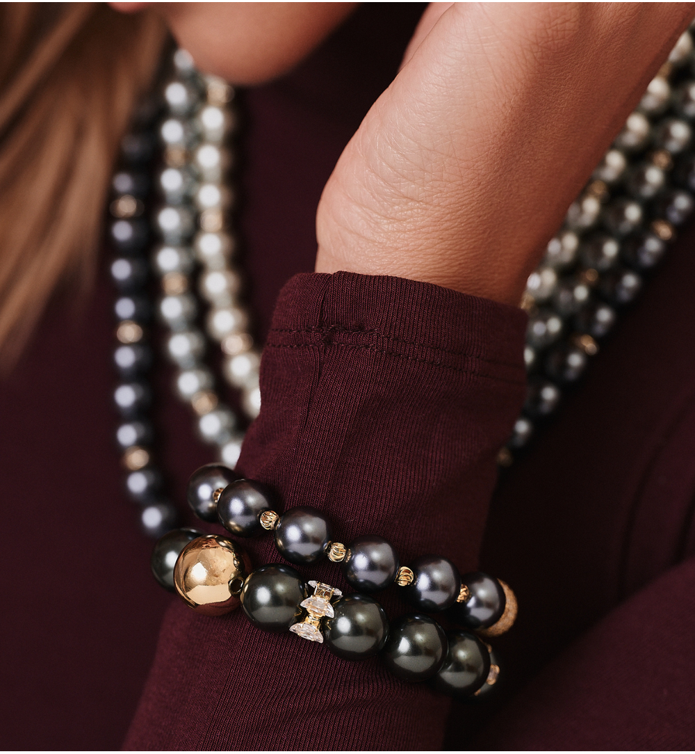 Bransoletka z dużą złotą kulą i granatowymi perełami BPE0157